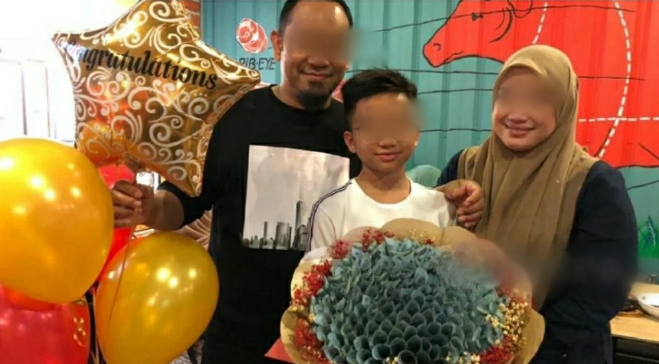 M'sian Parents Gave RM10K Cash Bouquet To Son For Achieving Great UPSR Results! - WORLD OF BUZZ 2