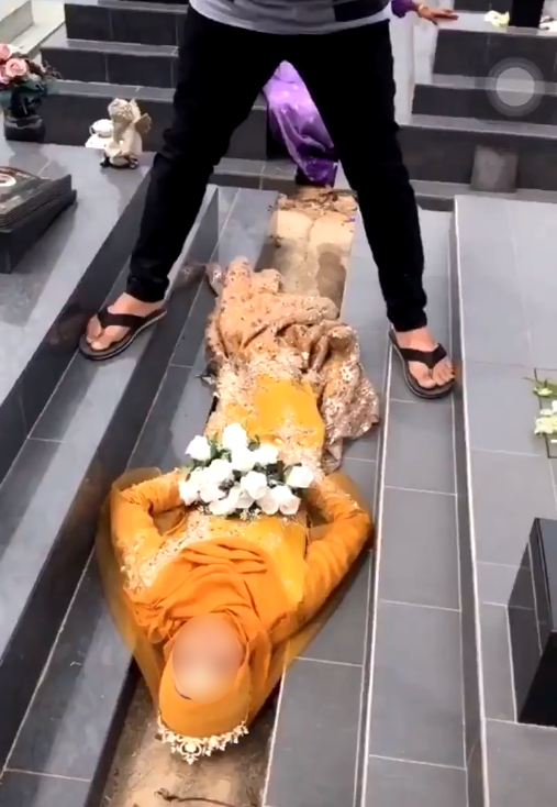 M'sian Woman Gets Public Backlash After Having Bridal Photoshoot In Christian Cemetery - WORLD OF BUZZ 2