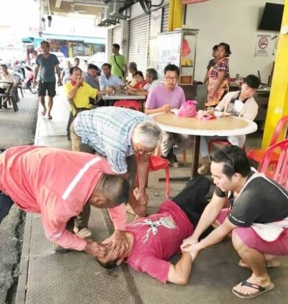 M'sians Heartwarmingly Come Together to Save Foreigner Who Fainted & Collapsed in Kopitiam - WORLD OF BUZZ 1