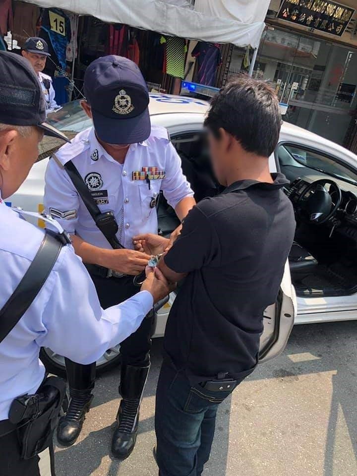 No License Foreign Driver Tries To Bribe Police And They Are Having None Of It - World Of Buzz 3