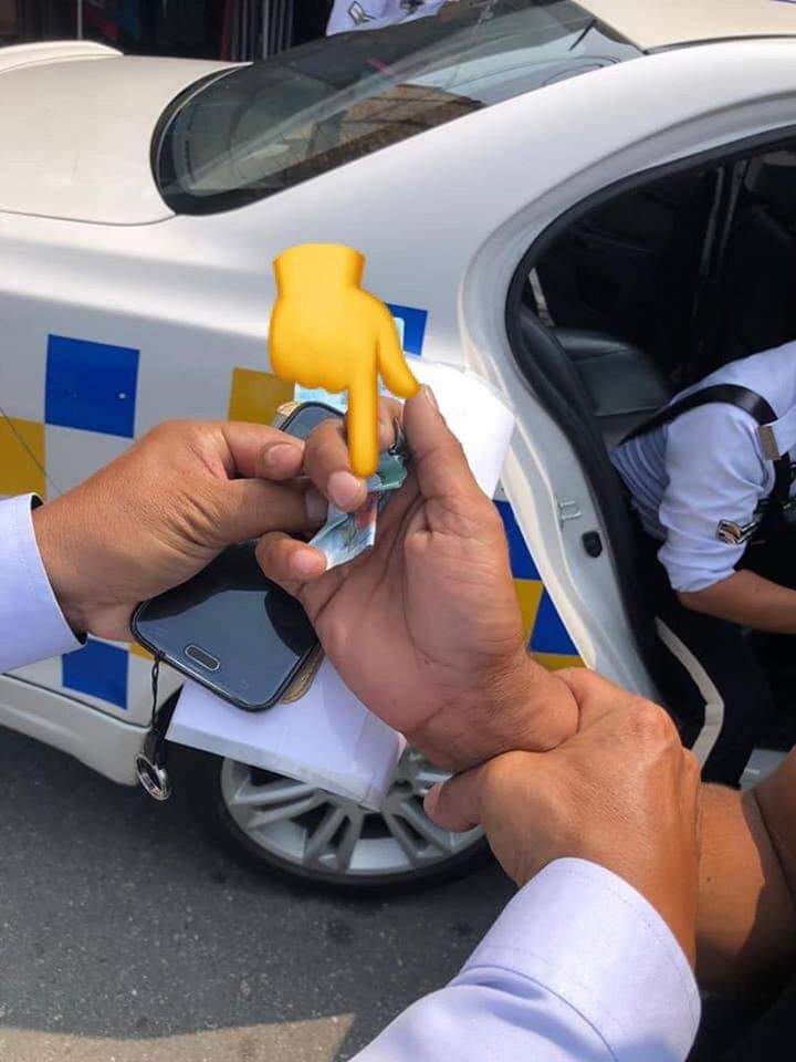 No License Foreign Driver Tries To Bribe Police And They Are Having None Of It - World Of Buzz