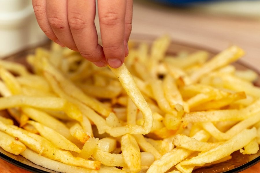 "No Wonder He's Still Single," Disgusted Girl Says After Otaku Uses Bare Hands to Eat Fries - WORLD OF BUZZ 1