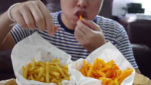 "No Wonder He's Still Single," Disgusted Girl Says After Otaku Uses Bare Hands to Eat Fries - WORLD OF BUZZ