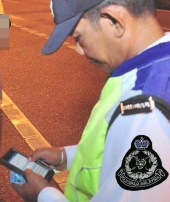 PDRM Legally Allowed To Check Your Phone At Random, Says Deputy Home Minister - WORLD OF BUZZ 1