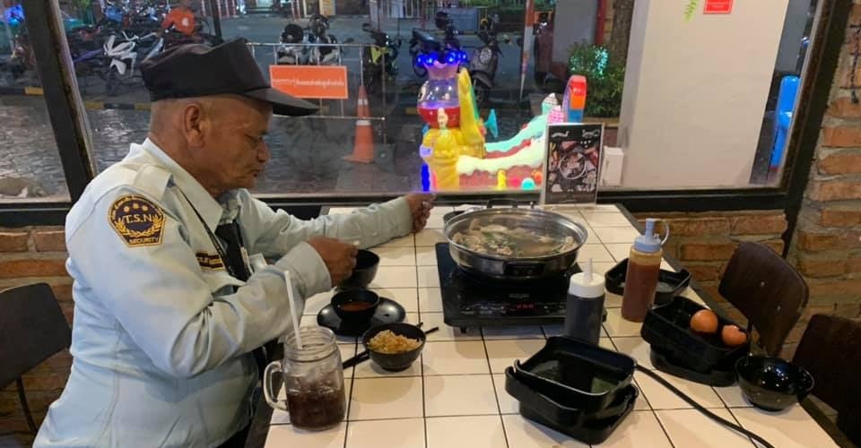 Security Guard Who Only Had An Egg For His Meal Treated With Shabu-Shabu By Kind Girls - World Of Buzz