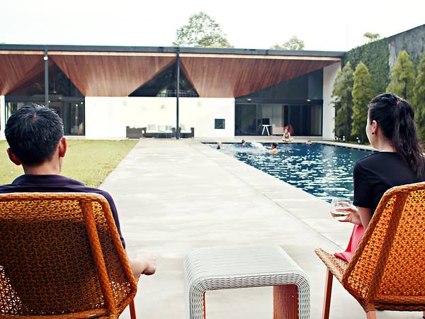 Sg Family Moves To Johor, Builds A 43,000 Sqft Mansion Complete With Pool &Amp; Football Field - World Of Buzz 2