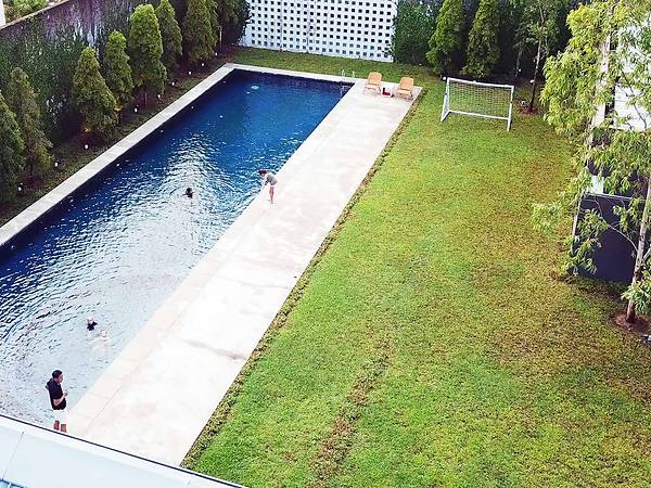 SG Family Moves To Johor, Builds A 43,000 sqft Mansion Complete With Pool & Football Field - WORLD OF BUZZ 4