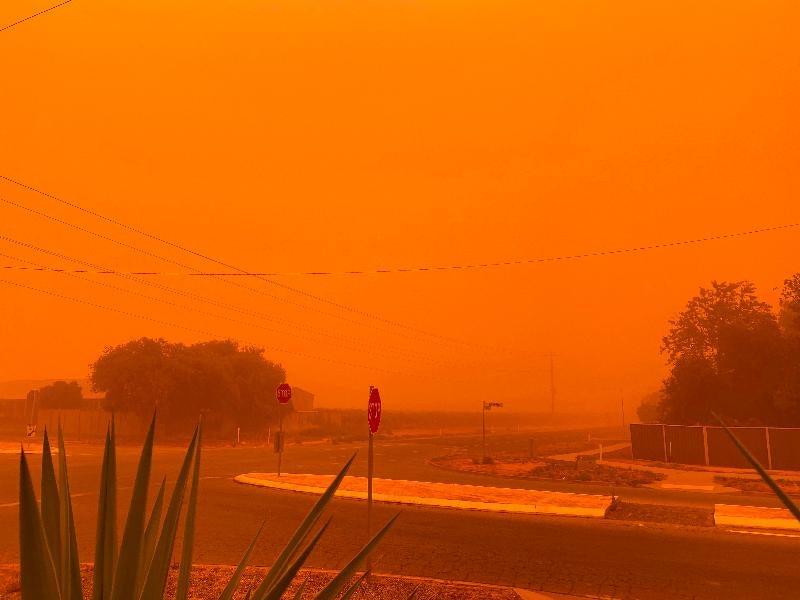 Skies in Australia Turn An Eerie Orange Due to Bushfires & Dust Storms, Code Red Declared in Areas - WORLD OF BUZZ 2