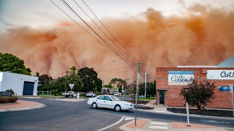 Skies in Australia Turn An Eerie Orange Due to Bushfires & Dust Storms, Code Red Declared in Areas - WORLD OF BUZZ 4