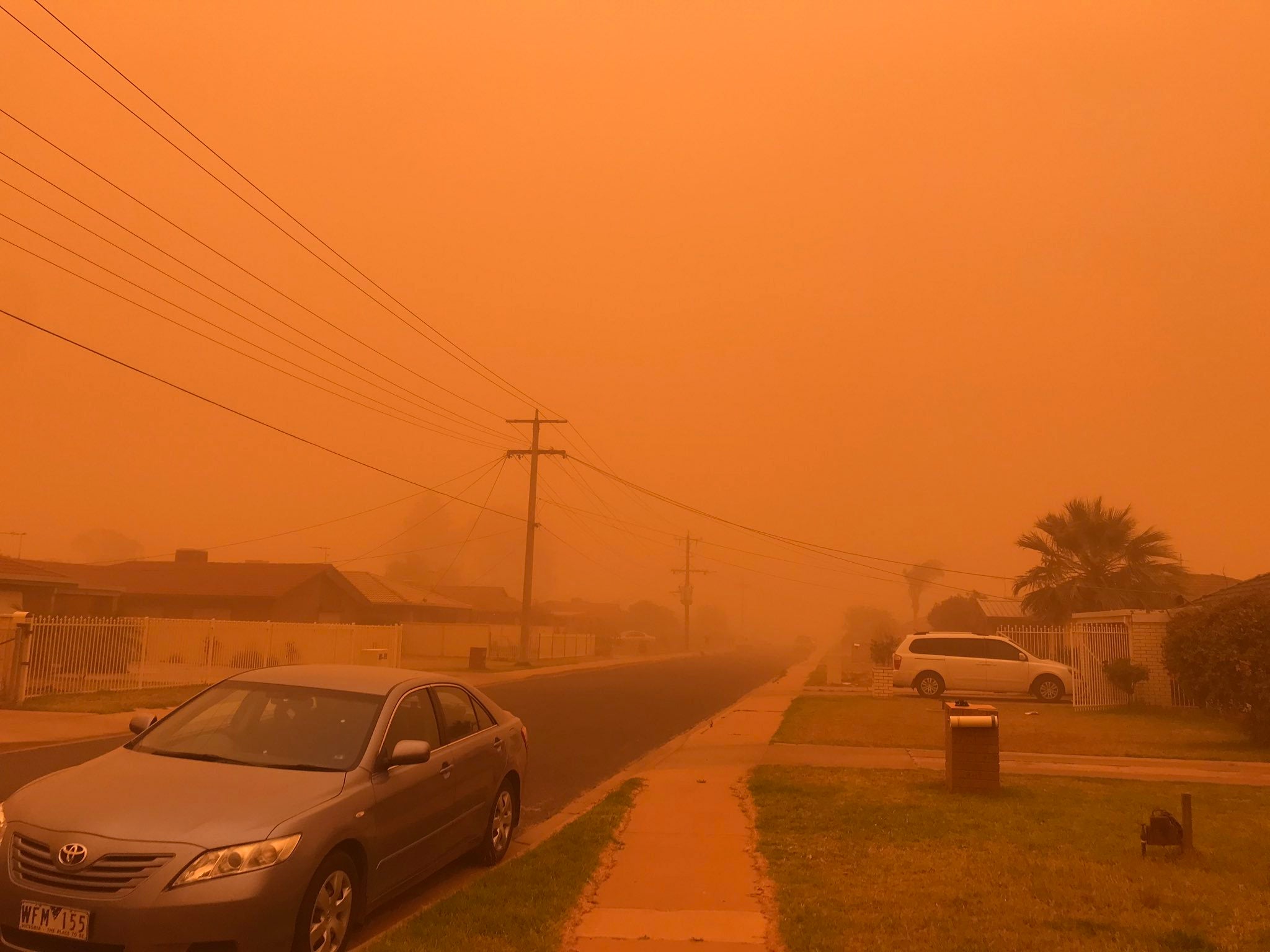 Skies In Australia Turn An Eerie Orange Due To Bushfires &Amp; Dust Storms, Code Red Declared In Areas - World Of Buzz
