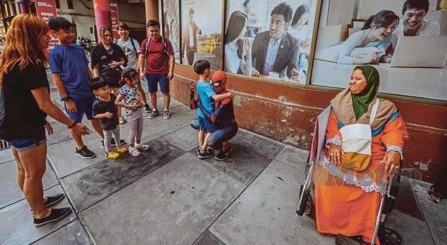 Spiderman spread his web to take care of disabled wife - WORLD OF BUZZ 2