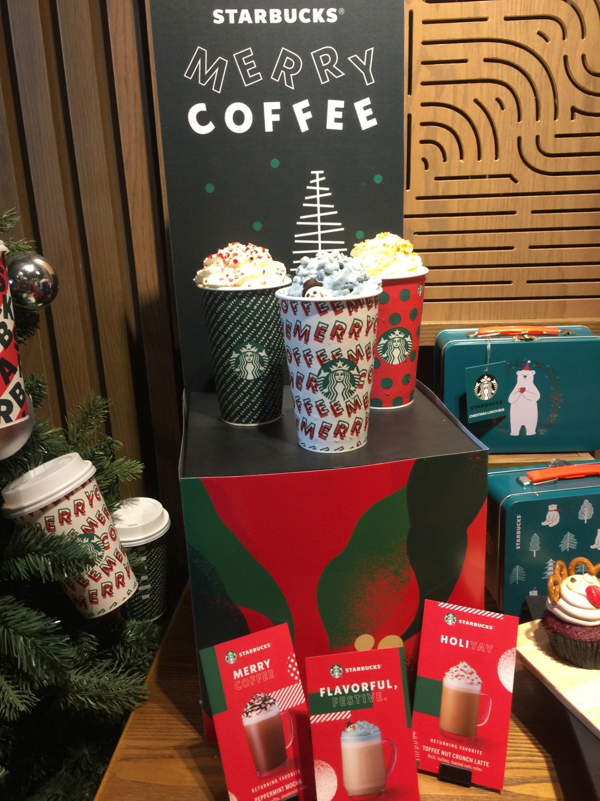 Starbucks M'sia New Holiday Collection Out on Nov 5 Is Adorned with Super Cute Polar Bears & Penguins! - WORLD OF BUZZ 11