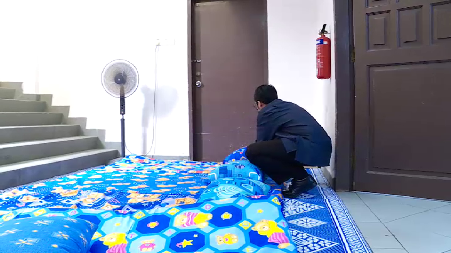 Sultan Mosque Gives Home To The Homeless, Provides Beds, Pillows & Bottled Water! - WORLD OF BUZZ 1