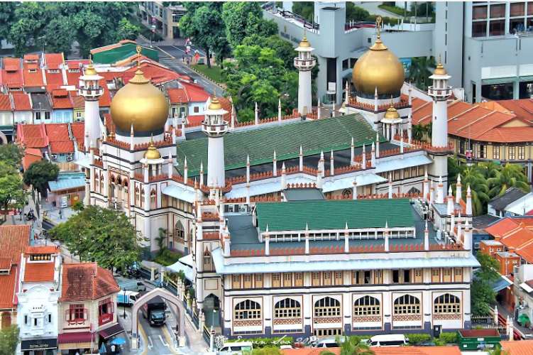Sultan Mosque Gives Home To The Homeless, Provides Beds, Pillows & Bottled Water! - WORLD OF BUZZ