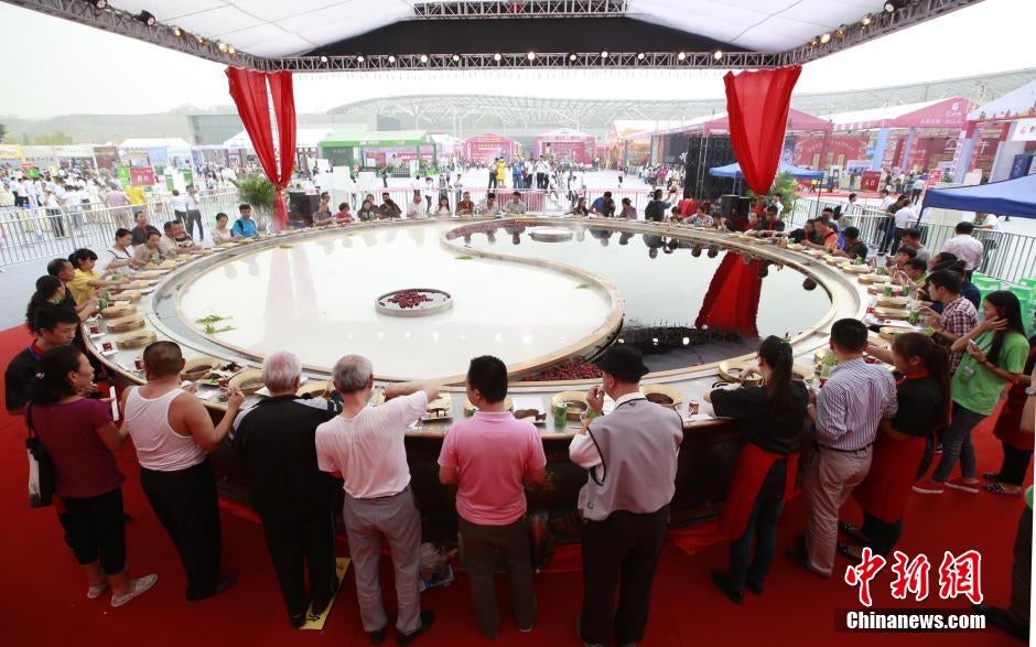 The World's Largest Hotpot Can Hold 2,000kg Seasoning & Fit 56 People At The Same Time! - WORLD OF BUZZ 2