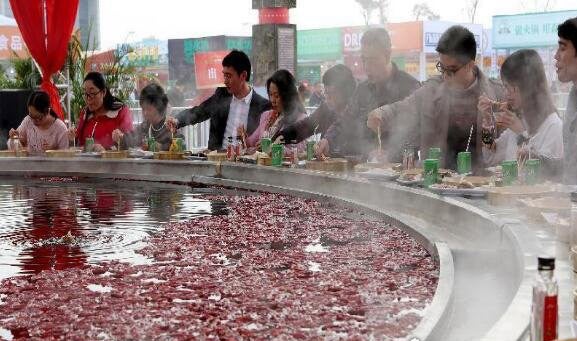 The World's Largest Hotpot Can Hold 2,000kg Seasoning & Fit 56 People At The Same Time! - WORLD OF BUZZ