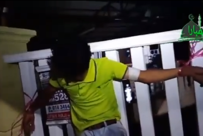 Thieves Get The Lesson Of Their Lives, Being Tied To And Interrogated By Kampong Folk For Stealing Mosque Funds - WORLD OF BUZZ