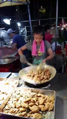 This 14yo M'sian Girl Is Going Viral For Her Incredible Cooking Skills At A Pasar Malam Stall! - WORLD OF BUZZ 2