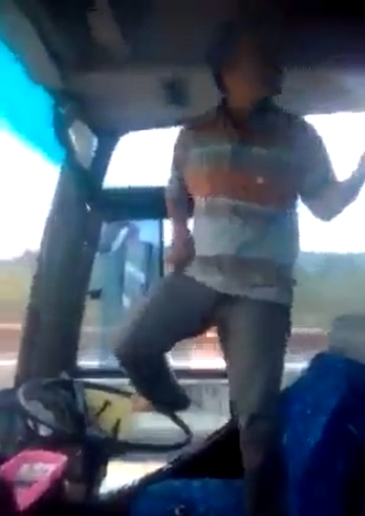 Video: Bus Driver Uncle Sings, Dances & Plays The Air Guitar While Steering Bus With Foot - WORLD OF BUZZ 3