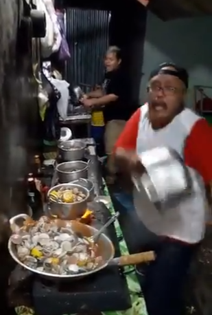 Viral Video Shows A Chef And His Dangerous Kitchen Behaviour - WORLD OF BUZZ