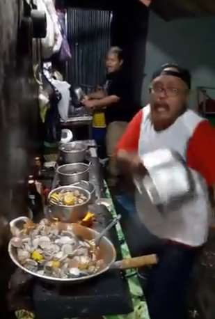 Viral Video Shows A Chef And His Dangerous Kitchen Behaviour - World Of Buzz