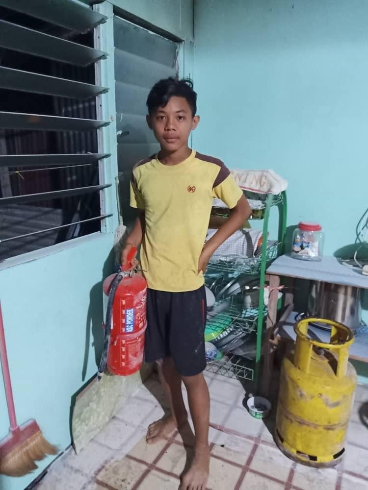 13yo M'sian Boy Saved 2 Longhouses From Burning Down After Learning How To Use A Fire Extinguisher In School - WORLD OF BUZZ 1