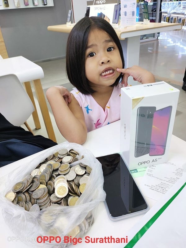2 Young Sisters Save Their Pocket Money To Buy Mobile Phone Instead Of Asking Parents To Buy - World Of Buzz