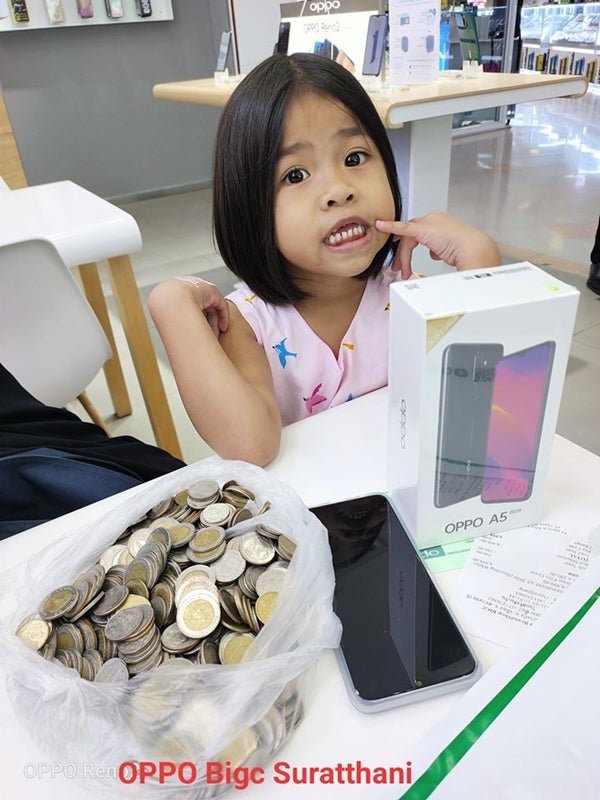 2 Young Sisters Save Their Pocket Money To Buy Mobile Phone Instead Of Asking Parents to Buy - WORLD OF BUZZ