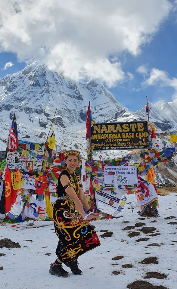 42yo Srwkian Teacher Brings Pride To Her Tribe By Trekking 4,130m In The Himalayas - WORLD OF BUZZ 1