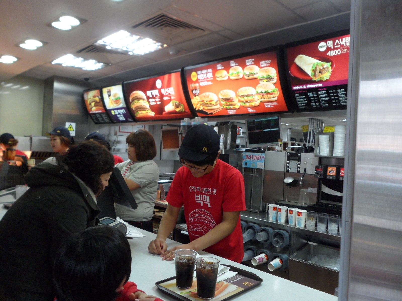 8 Types of Malaysians You Will Encounter When Ordering in A Fast Food Chain - WORLD OF BUZZ 5