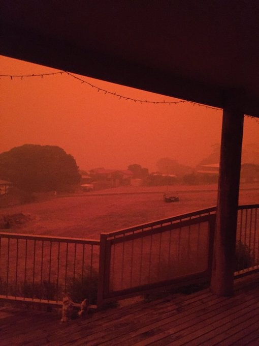 Australian Skies Turn 'Apocalyptic' Blood RED from Bush Fires, Malaysians Told to Avoid Travelling - WORLD OF BUZZ