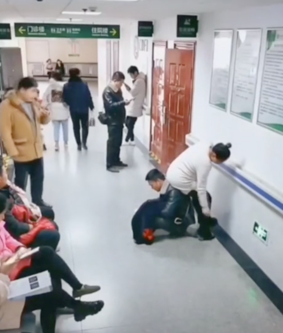 Chinese Husband Becomes "Human Chair" For Pregnant Wife - WORLD OF BUZZ 1