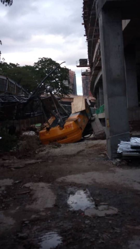 Crane Collapses On Cars And Stall In Sentul, Injures One Person In The Process - WORLD OF BUZZ 1