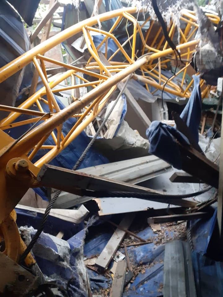 Crane Collapses On Cars And Stall In Sentul, Injures One Person In The Process - WORLD OF BUZZ