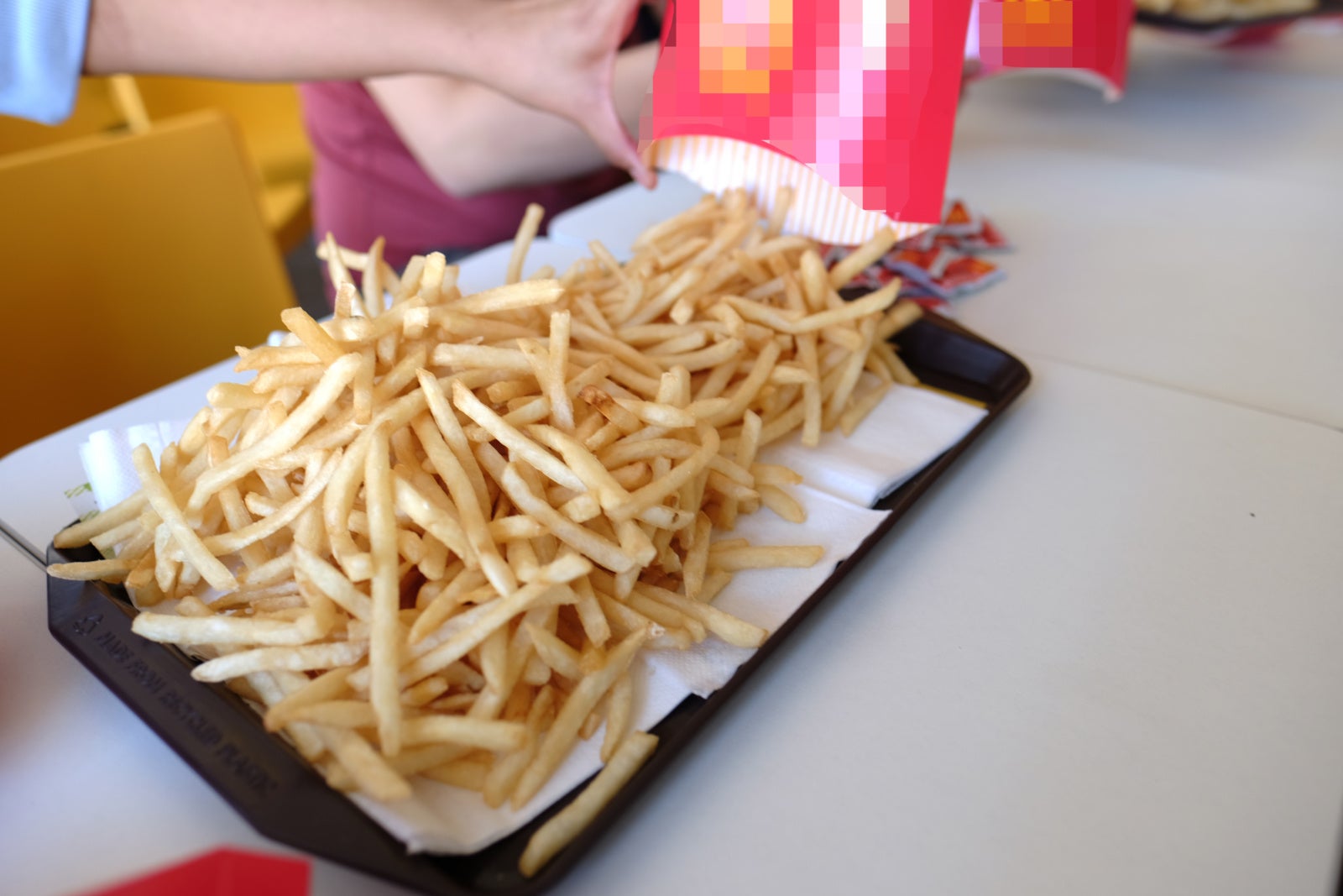 Ex-Staff From M'sia Fast Food Outlet Says That We Should Never Pour &Amp; Eat Fries Directly From The Tray - World Of Buzz