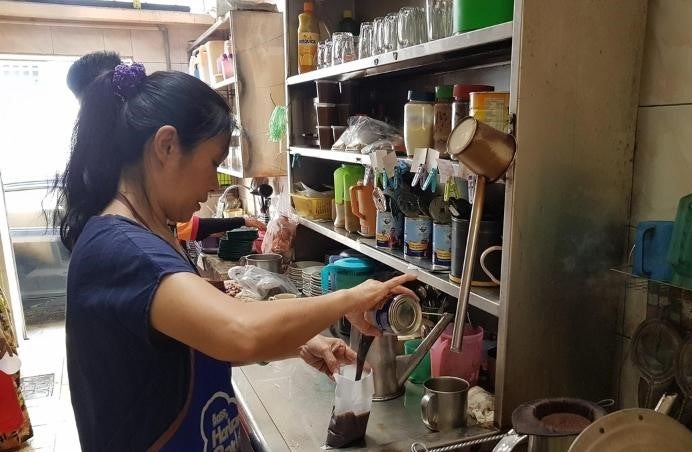 Hawker Summoned For Serving Drinks To Her Customers Using Cups With Beer Logo - World Of Buzz 3