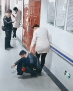 Husband from China Becomes "Human Chair" For Pregnant Wife Because She was Exhausted - WORLD OF BUZZ 2