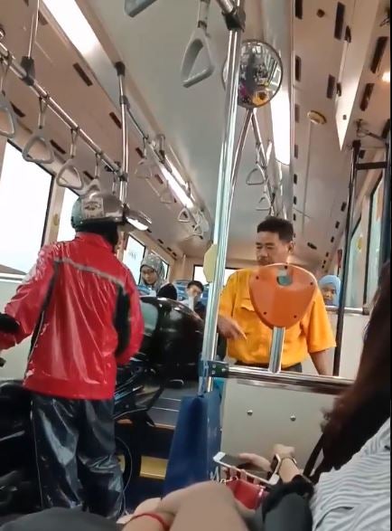 Kind-Hearted M'sian Bus Driver Helps Stranded Motorcyclist with Faulty Motor in Heavy Rain - WORLD OF BUZZ 1