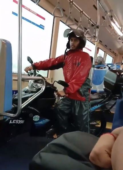 Kind-Hearted M'sian Bus Driver Helps Stranded Motorcyclist with Faulty Motor in Heavy Rain - WORLD OF BUZZ 2