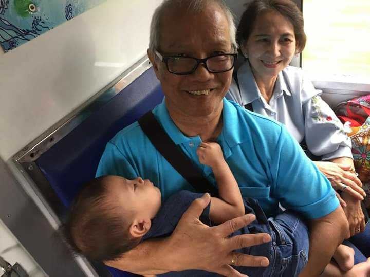 Kind M'sian Auntie & Uncle Offers Seat & Helps To Carry Couple's Baby In Thai Train - WORLD OF BUZZ 1