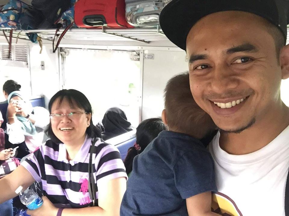 Kind M'sian Auntie & Uncle Offers Seat & Helps To Carry Couple's Baby In Thai Train - WORLD OF BUZZ