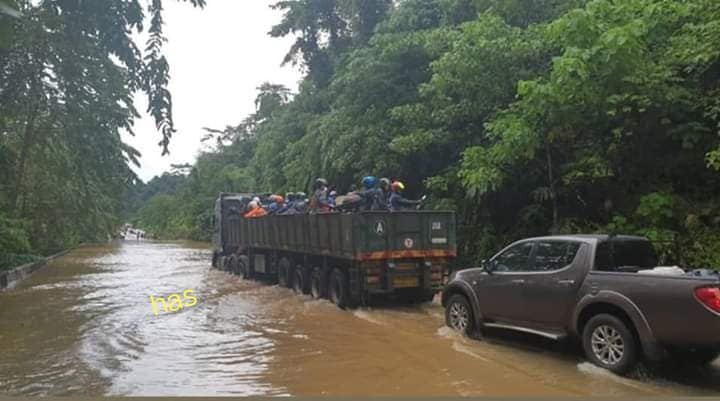 Kind M'sian Trailer Drivers Keep Motorcyclists Safe By Fetching Them Over Flash Flood Area - WORLD OF BUZZ 1