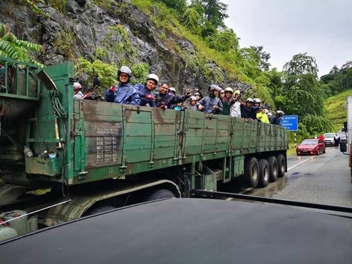 Kind M'sian Trailer Drivers Keep Motorcyclists Safe By Fetching Them Over Flash Flood Area - WORLD OF BUZZ