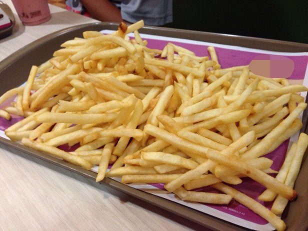 M'sian Guy Says We Should Never Pour Fries & Eat Them From Trays in Fast Food Outlets, Here's Why - WORLD OF BUZZ 3