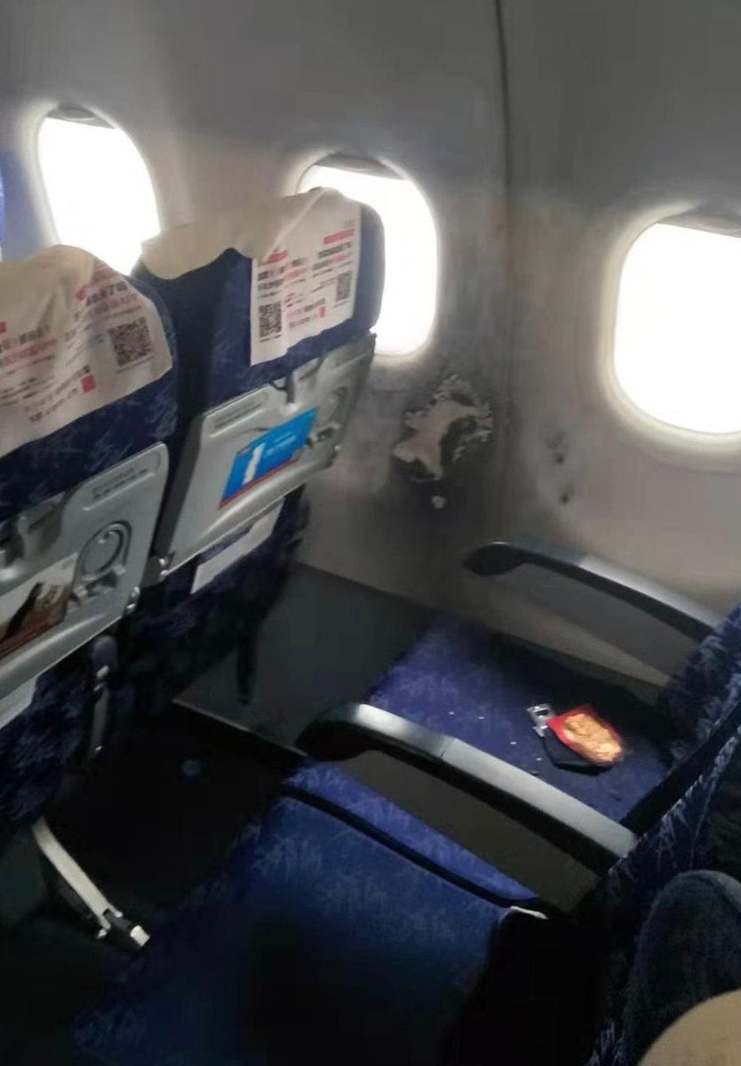 M'sian Man Forces Plane Into Emergency Landing After Charging His Phone With Powerbank On Flight - WORLD OF BUZZ 1