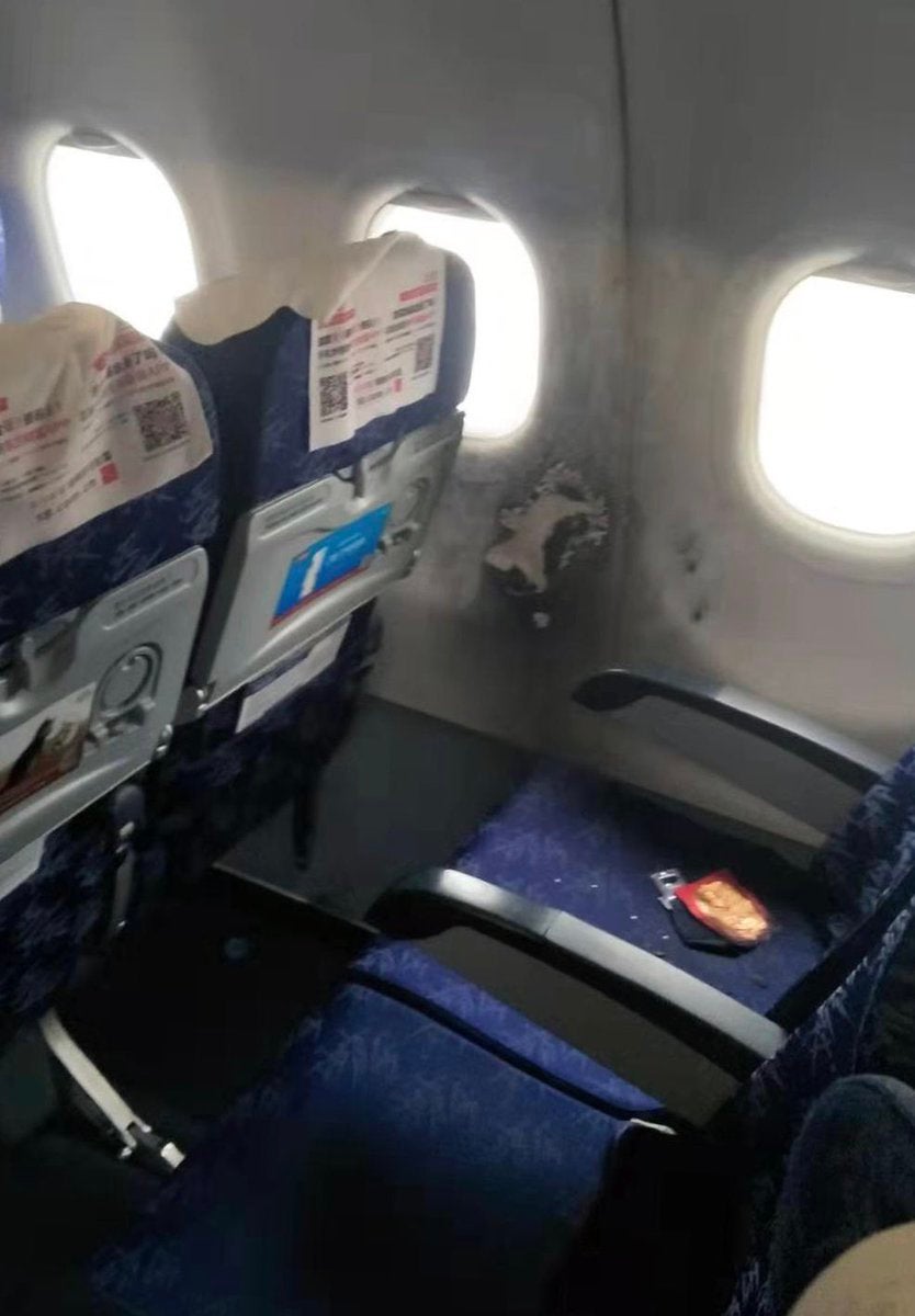 M'sian Man Forces Plane Into Emergency Landing After Charging His Phone With Powerbank On Flight - World Of Buzz 1