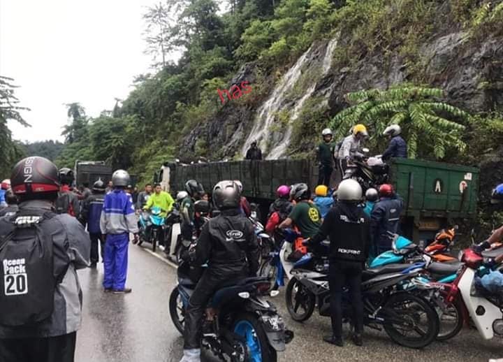 M'sian Trailer Drivers Load Motorcyclists &Amp; Their Bikes Over Flooded Area So They Can Pass Safely - World Of Buzz