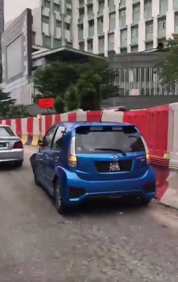 Myvi Rams Into Several Cars In Jalan Pudu Trying To Escape After Allegedly Robbing OKU - WORLD OF BUZZ 1