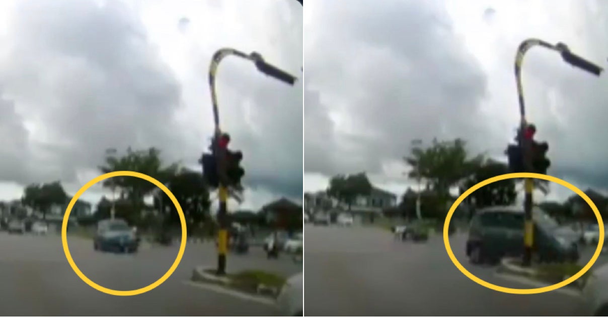 Myvi Runs A Red Light, Causes Accident And End Up Smashing Into The Traffic Light Pole - World Of Buzz 3