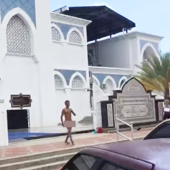 Naked Man Runs Amok & Slashed Policeman Right Arm at Mosque - WORLD OF BUZZ 2